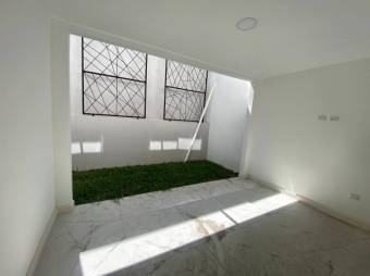 Se vende moderna casa con patio y terraza en condominio de Guachipelín de Escazú 24-1199