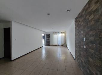 Se alquila espacioso apartamento frente a Hospital metropolitano en Pozos de Santa Ana 24-1126