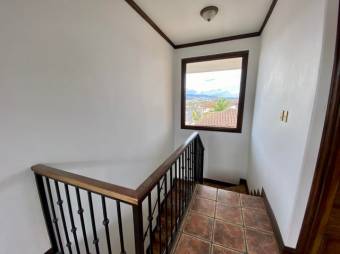 Se vende espaciosa casa de 2 plantas en condominio de Guachipelín de Escazú 23-1764 