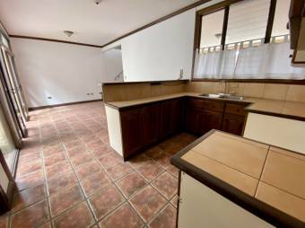 Se vende espaciosa casa de 2 plantas en condominio de Guachipelín de Escazú 23-1764 