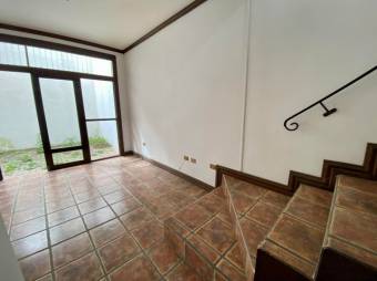 Se vende espaciosa casa de 2 plantas en condominio de Guachipelín de Escazú 23-1764 