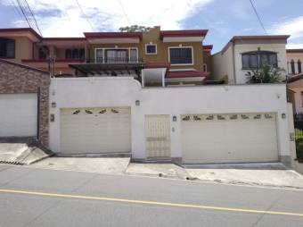 Se vende espaciosa casa con patio y terraza en lomas de Ayarco 24-536