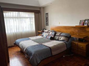 Se vende moderna y espaciosa casa con jardín en condominio de San Rafael en Escazú 23-3369 