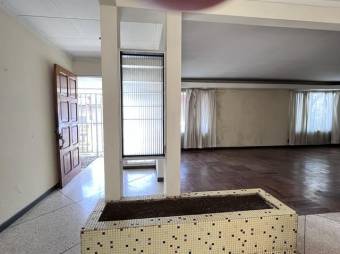 Se vende espaciosa casa con uso de suelo mixto en Carmen de San José 24-465