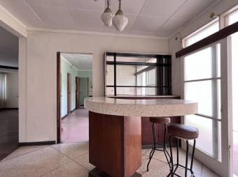 Se vende espaciosa casa con uso de suelo mixto en Carmen de San José 24-465