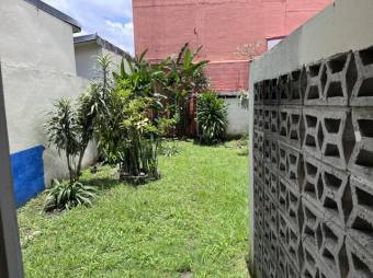 Se vende espaciosa casa con uso de suelo mixto en Carmen de San José 24-465