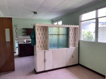 Se vende espaciosa casa con uso de suelo mixto en Carmen de San José 24-465