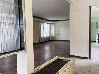 Se vende espaciosa casa con uso de suelo mixto en Carmen de San José 24-465