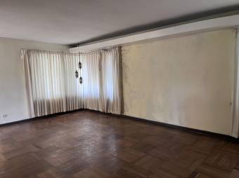 Se vende espaciosa casa con uso de suelo mixto en Carmen de San José 24-465