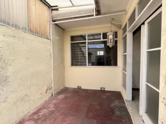 Se vende espaciosa casa con uso de suelo mixto en Carmen de San José 24-465