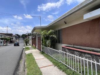 Se vende espaciosa casa con uso de suelo mixto en Carmen de San José 24-465