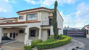 Se vende espaciosa casa con balcón y patio en condominio de San Vicente en Moravia 24-529