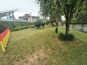 Se vende moderna y espaciosa casa con terraza en condominio de Candadilla en  Curridabat 24-960