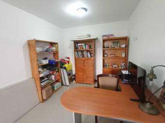 Se vende moderna y espaciosa casa con terraza en condominio de Candadilla en  Curridabat 24-960