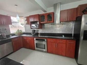 Se vende moderna y espaciosa casa con terraza en condominio de Candadilla en  Curridabat 24-960