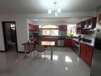 Se vende moderna y espaciosa casa con terraza en condominio de Candadilla en  Curridabat 24-960