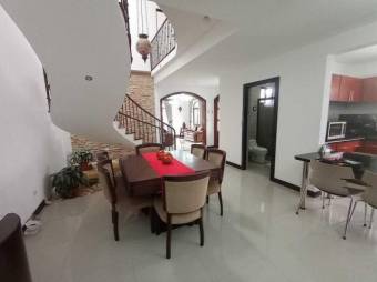 Se vende moderna y espaciosa casa con terraza en condominio de Candadilla en  Curridabat 24-960