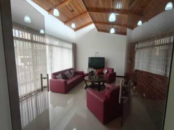 Se vende moderna y espaciosa casa con terraza en condominio de Candadilla en  Curridabat 24-960