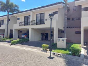 Se vende moderna y espaciosa casa en exclusivo condominio de Brasil en Santa ana 23-2129