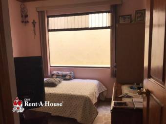 Se vende amplia casa con patio y terraza en Trejos Montealegre de Escazú 23-626