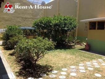 Se vende amplia casa con patio y terraza en Trejos Monte alegre de Escazú 23-626