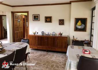 Se vende amplia casa con patio y terraza en Trejos Montealegre de Escazú 23-626