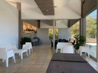 Se vende lujosa casa de 3 plantas con patio en condominio de Pozos en Santa Ana 24-406