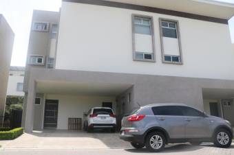 Se vende lujosa casa de 3 plantas con patio en condominio de Pozos en Santa Ana 24-406