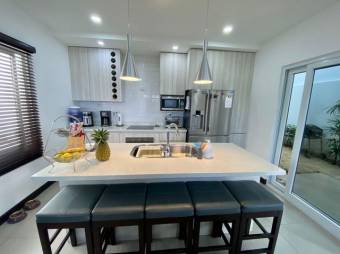 Se vende moderna y espaciosa casa con balcón en condominio de Uruca en Santa Ana 24-277