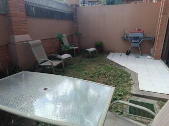 Se vende moderna casa con patio y terraza en condominio de San Rafael en Escazú 24-977