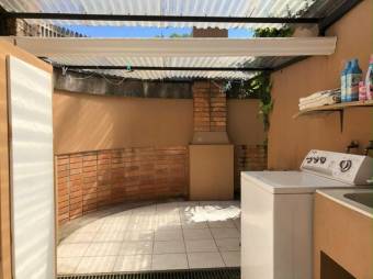 Se vende moderna casa con patio y terraza en condominio de San Rafael en Escazú 24-977