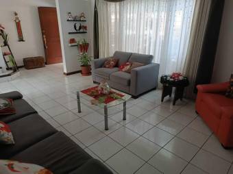 Se vende moderna casa con patio y terraza en condominio de San Rafael en Escazú 24-977