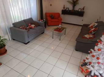 Se vende moderna casa con patio y terraza en condominio de San Rafael en Escazú 24-977