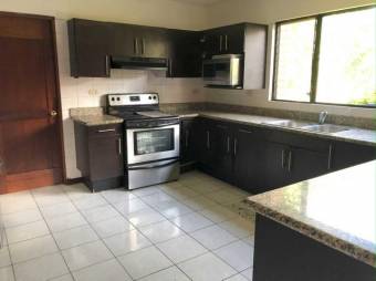 Se vende moderna casa con patio y terraza en condominio de San Rafael en Escazú 24-977