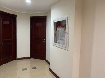 Se vende espacioso apartamento amueblado en condominio de Santa Ana Centro 24-245