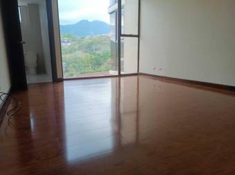 Se vende espacioso apartamento en condominio de Bello Horizonte en Escazú 23-2621 