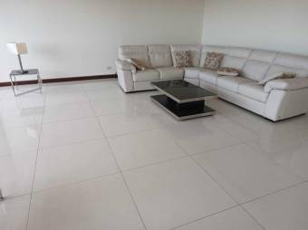 Se vende espacioso apartamento en condominio de Bello Horizonte en Escazú 23-2621 