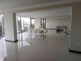 Se vende espacioso apartamento en condominio de Bello Horizonte en Escazú 23-2621 