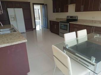 Se vende espacioso apartamento en condominio de Bello Horizonte en Escazú 23-2621 