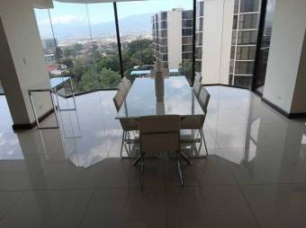 Se vende espacioso apartamento en condominio de Bello Horizonte en Escazú 23-2621 