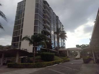 Se vende espacioso apartamento en condominio de Bello Horizonte en Escazú 23-2621 