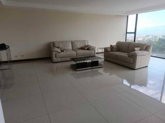 Se vende espacioso apartamento en condominio de Bello Horizonte en Escazú 23-2621 