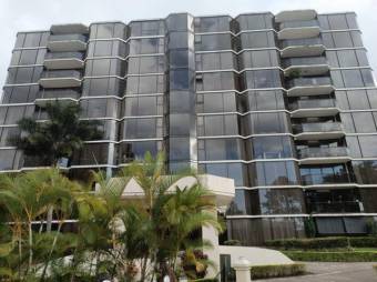 Se vende espacioso apartamento en condominio de Bello Horizonte en Escazú 23-2621 