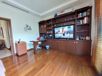 Se vende moderna y espaciosa casa con patio y terraza en Piedades de Santa Ana 23-3067