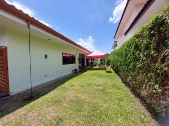 Se vende moderna y espaciosa casa con patio y terraza en Piedades de Santa Ana 23-3067