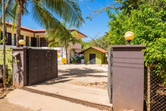 Venta de casa con alquileres de apartamentos incluidos en Tamarindo, Guanacaste