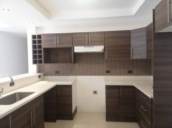 Se vende espacioso apartamento con balcón en condominio de Uruca en San José 24-1158 