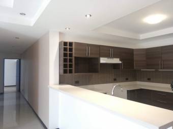 Se vende espacioso apartamento con balcón en condominio de Uruca en San José 24-1158 