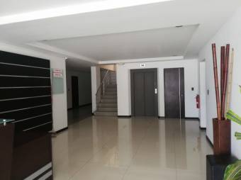 Se vende espacioso apartamento con balcón en condominio de Uruca en San José 24-1158 