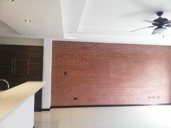 Se vende espacioso apartamento con balcón en condominio de Uruca en San José 24-1158 